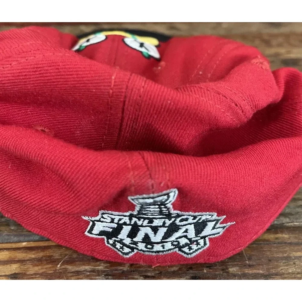 Chicago Blackhawks Fitted Cap Hat 7 1/8 2010 New Era Stanley Cup Final Red Black